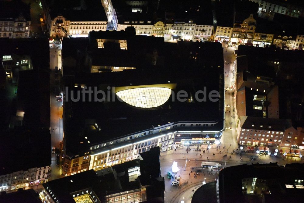 Schwerin bei Nacht aus der Vogelperspektive: Nachtluftbild vom Gebäude des Einkaufszentrum Marienplatz-Galerie in Schwerin im Bundesland Mecklenburg-Vorpommern