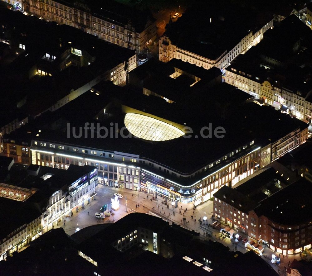 Nachtluftbild Schwerin - Nachtluftbild vom Gebäude des Einkaufszentrum Marienplatz-Galerie in Schwerin im Bundesland Mecklenburg-Vorpommern