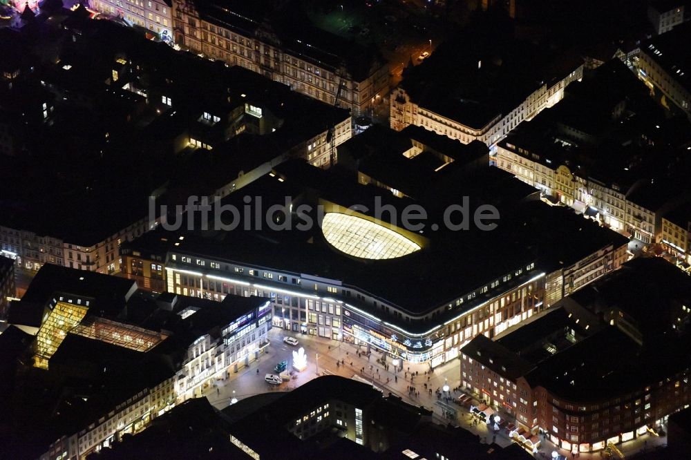 Nacht-Luftaufnahme Schwerin - Nachtluftbild vom Gebäude des Einkaufszentrum Marienplatz-Galerie in Schwerin im Bundesland Mecklenburg-Vorpommern