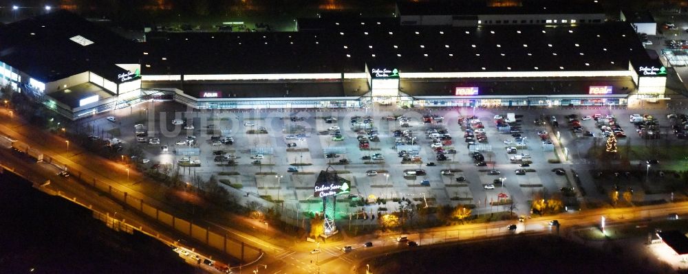 Schwerin bei Nacht aus der Vogelperspektive: Nachtluftbild vom Gebäude des Einkaufszentrum Sieben Seen Center der MEC METRO-ECE Centermanagement GmbH & Co. KG in Schwerin im Bundesland Mecklenburg-Vorpommern