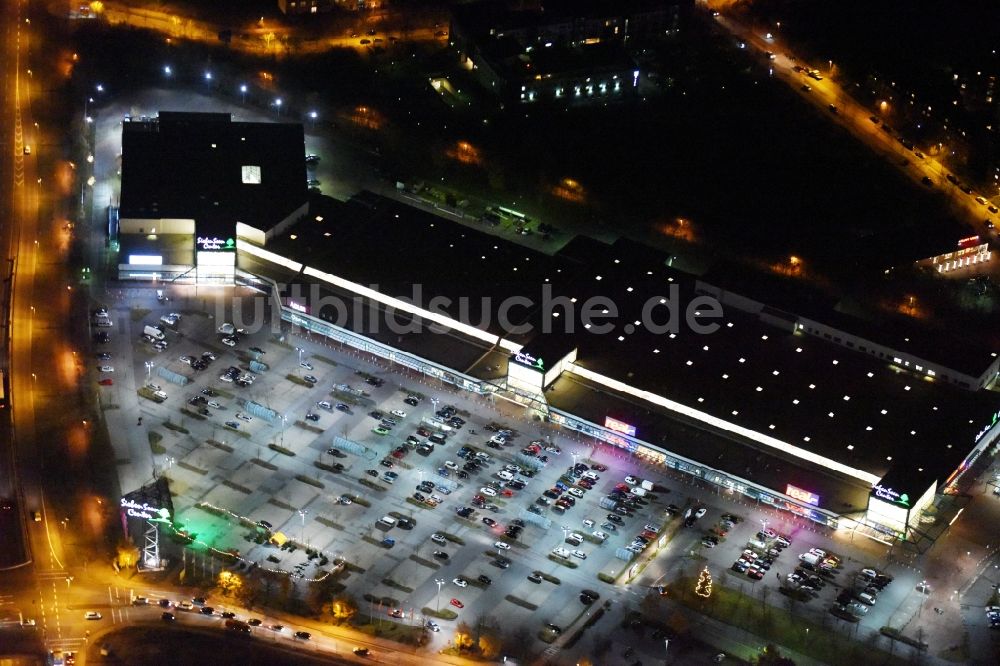 Schwerin bei Nacht von oben - Nachtluftbild vom Gebäude des Einkaufszentrum Sieben Seen Center der MEC METRO-ECE Centermanagement GmbH & Co. KG in Schwerin im Bundesland Mecklenburg-Vorpommern