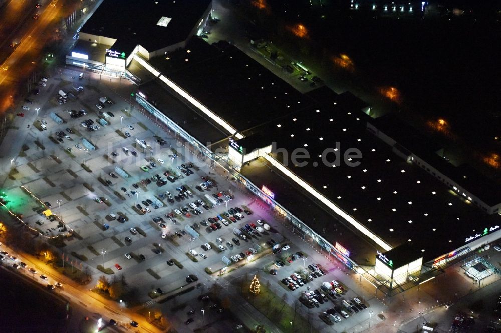 Schwerin bei Nacht aus der Vogelperspektive: Nachtluftbild vom Gebäude des Einkaufszentrum Sieben Seen Center der MEC METRO-ECE Centermanagement GmbH & Co. KG in Schwerin im Bundesland Mecklenburg-Vorpommern