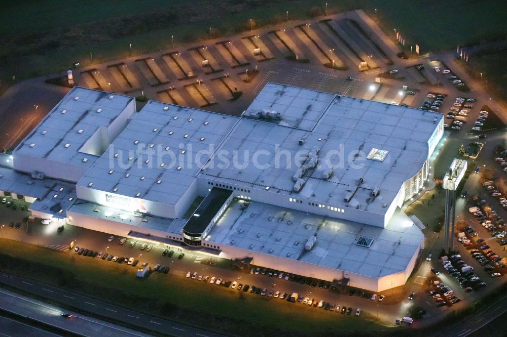 Fredersdorf-Vogelsdorf bei Nacht aus der Vogelperspektive: Nachtluftbild vom Gebäude des Einrichtungshaus - Möbelmarkt der Möbel Kraft GmbH & Co. KG in Fredersdorf-Vogelsdorf im Bundesland Brandenburg