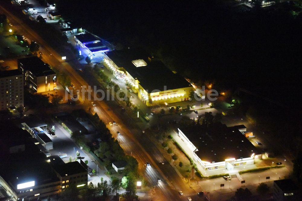 Berlin bei Nacht von oben - Nachtluftbild vom Gebäude des Einrichtungshaus - Möbelmarkt Poco in Berlin