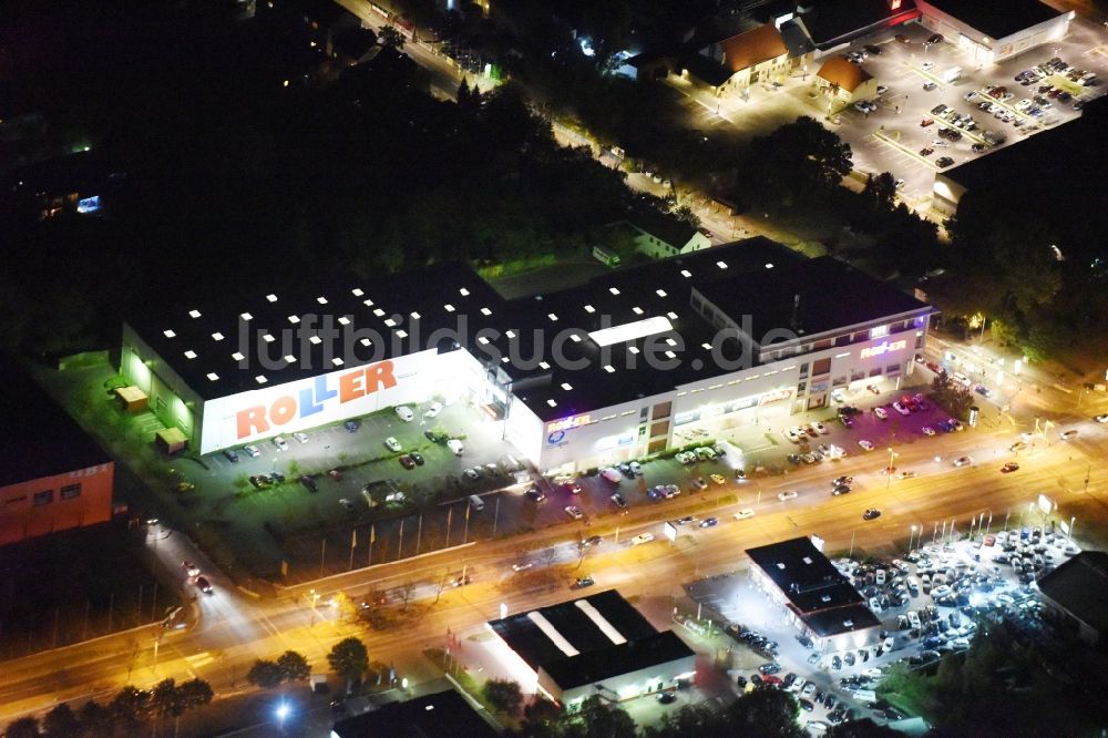 Nachtluftbild Berlin - Nachtluftbild vom Gebäude des Einrichtungshaus - Möbelmarkt Roller Möbel in der Hönower Straße Bundesstraße B1 Mahlsdorf in Berlin in Berlin