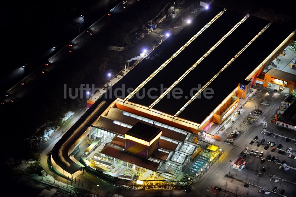 Nacht-Luftaufnahme München - Nachtluftbild vom Gebäude des HORNBACH- Baumarktes an der Burmesterstraße in München im Bundesland Bayern