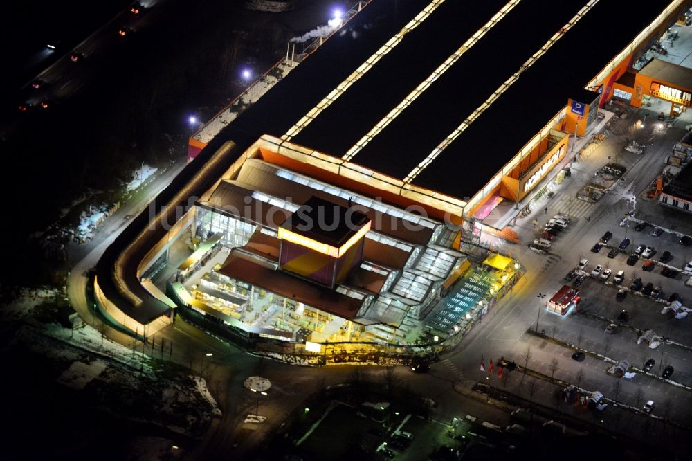 München bei Nacht von oben - Nachtluftbild vom Gebäude des HORNBACH- Baumarktes an der Burmesterstraße in München im Bundesland Bayern