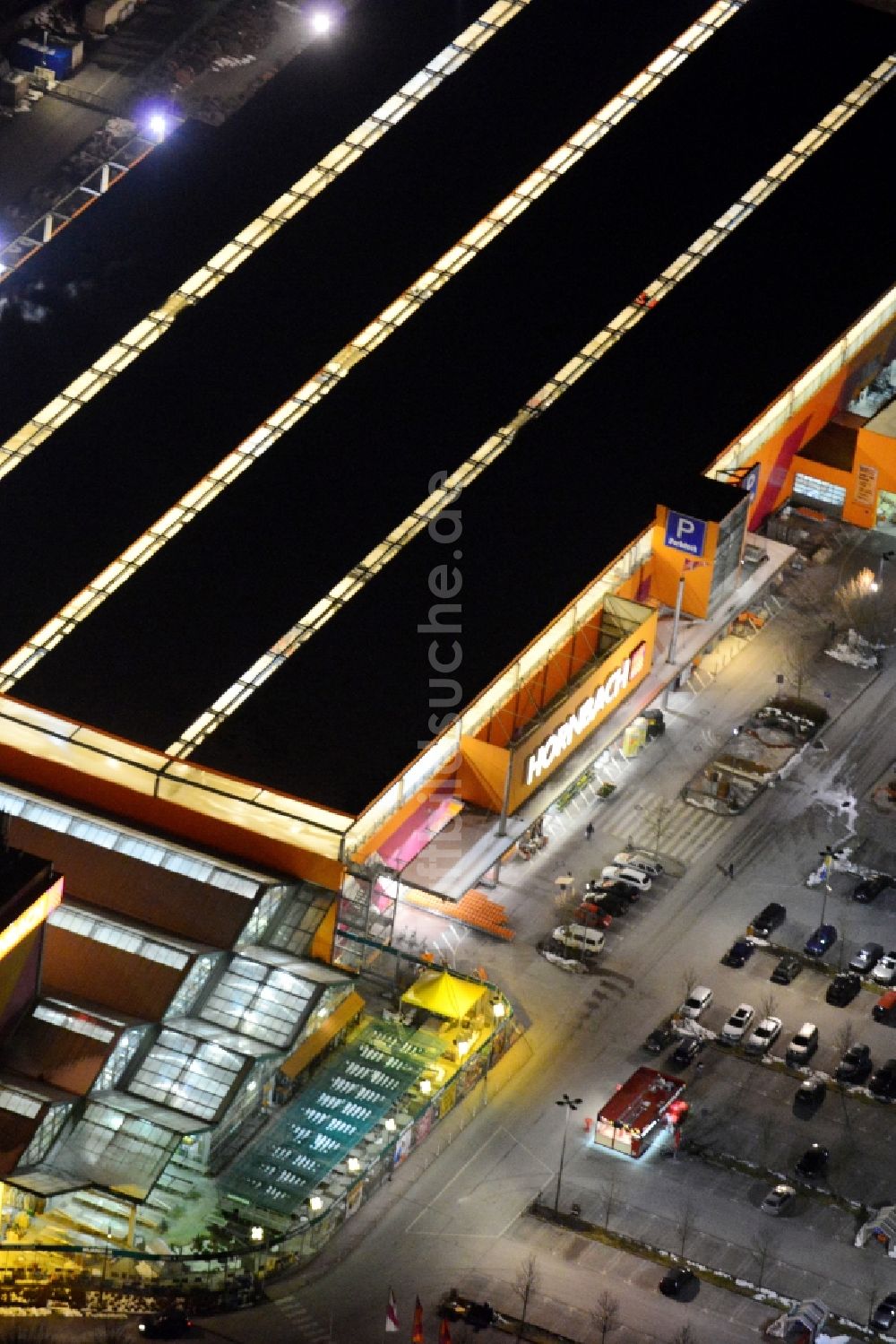 München bei Nacht aus der Vogelperspektive: Nachtluftbild vom Gebäude des HORNBACH- Baumarktes an der Burmesterstraße in München im Bundesland Bayern