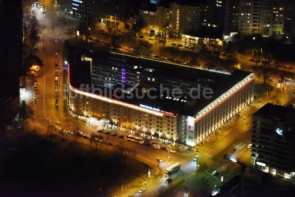 Nachtluftbild Berlin - Nachtluftbild vom Gebäudekomplex der Hotelanlage Hotel Berlin am Lützowplatz in Berlin