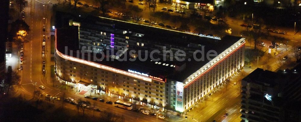 Nacht-Luftaufnahme Berlin - Nachtluftbild vom Gebäudekomplex der Hotelanlage Hotel Berlin am Lützowplatz in Berlin