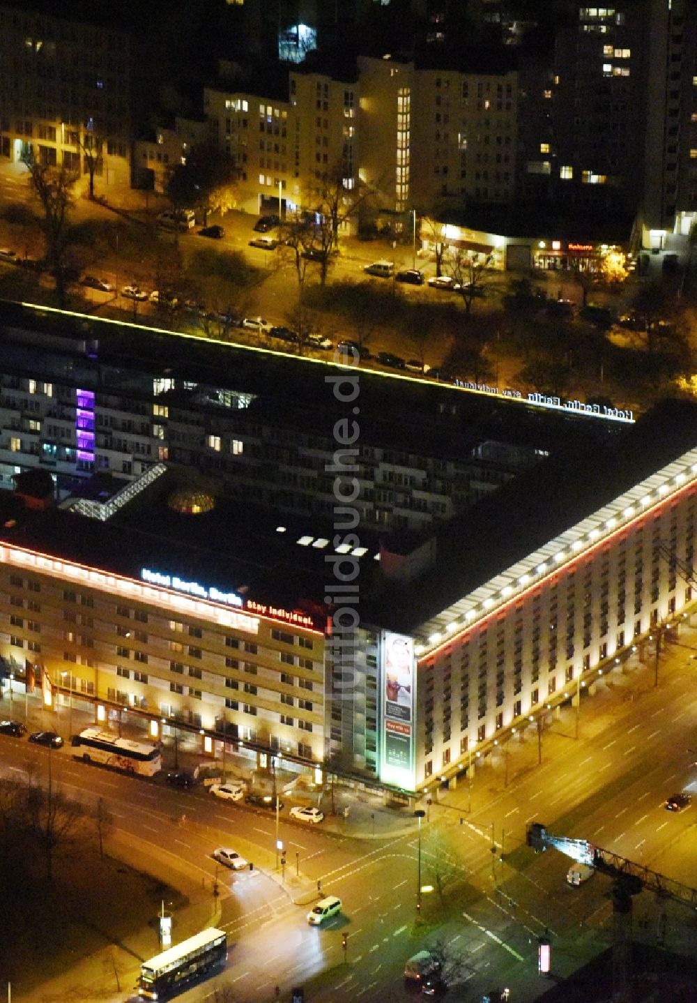 Berlin bei Nacht von oben - Nachtluftbild vom Gebäudekomplex der Hotelanlage Hotel Berlin am Lützowplatz in Berlin