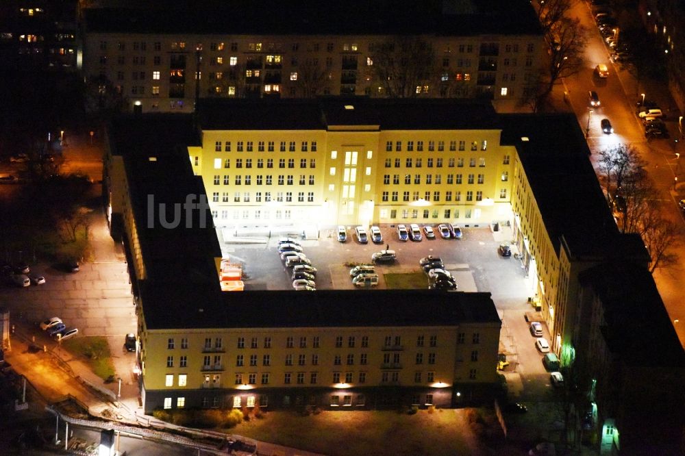 Berlin bei Nacht von oben - Nachtluftbild vom Gebäudekomplex der Polizei und Feuerwehr Friedrichshain in der Wedekindstraße in Berlin