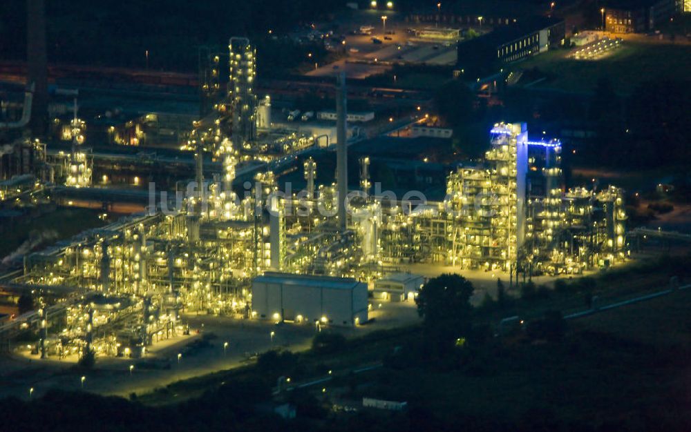 Gelsenkirchen bei Nacht von oben - Nachtluftbild vom Gelände der ARAL Raffinerie Gelsenkirchen