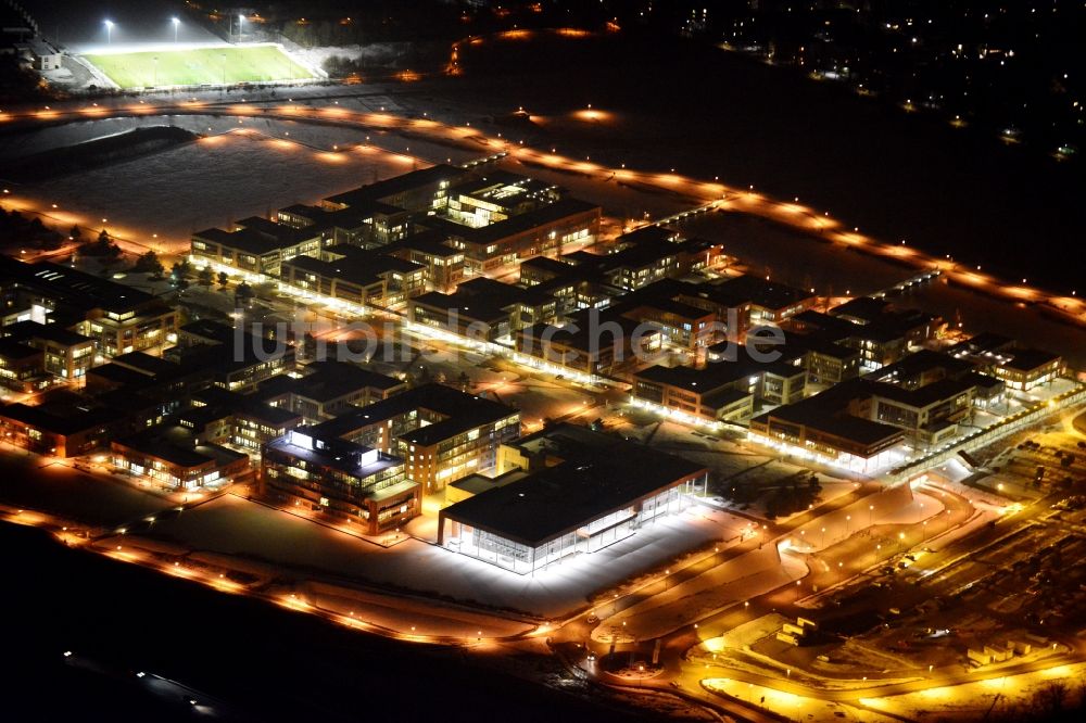 Neubiberg bei Nacht von oben - Nachtluftbild vom Gelände des Campeon-Park in Neubiberg im Landkreis München im Bundesland Bayern