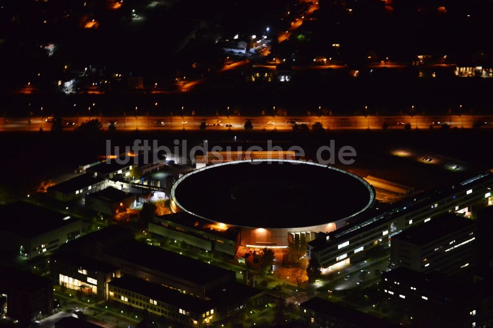 Berlin bei Nacht aus der Vogelperspektive: Nachtluftbild vom Gelände des Elektronen- Speicherring BESSY in Berlin - Adlershof