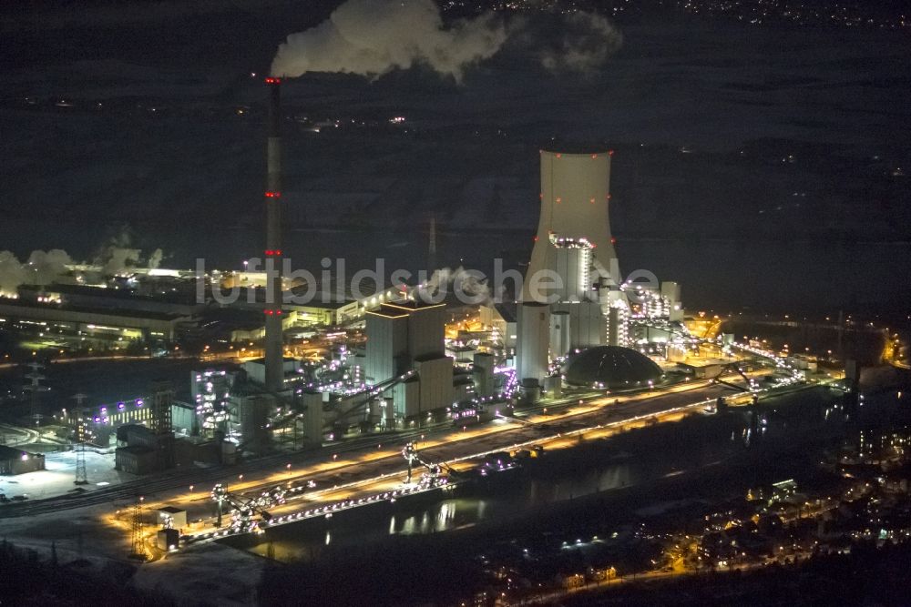 Duisburg bei Nacht aus der Vogelperspektive: Nachtluftbild vom Gelände des Steinkohleheizkraftwerk Walsum im Ortsteil Walsum in Duisburg im Bundeland Nordrhein-Westfalen