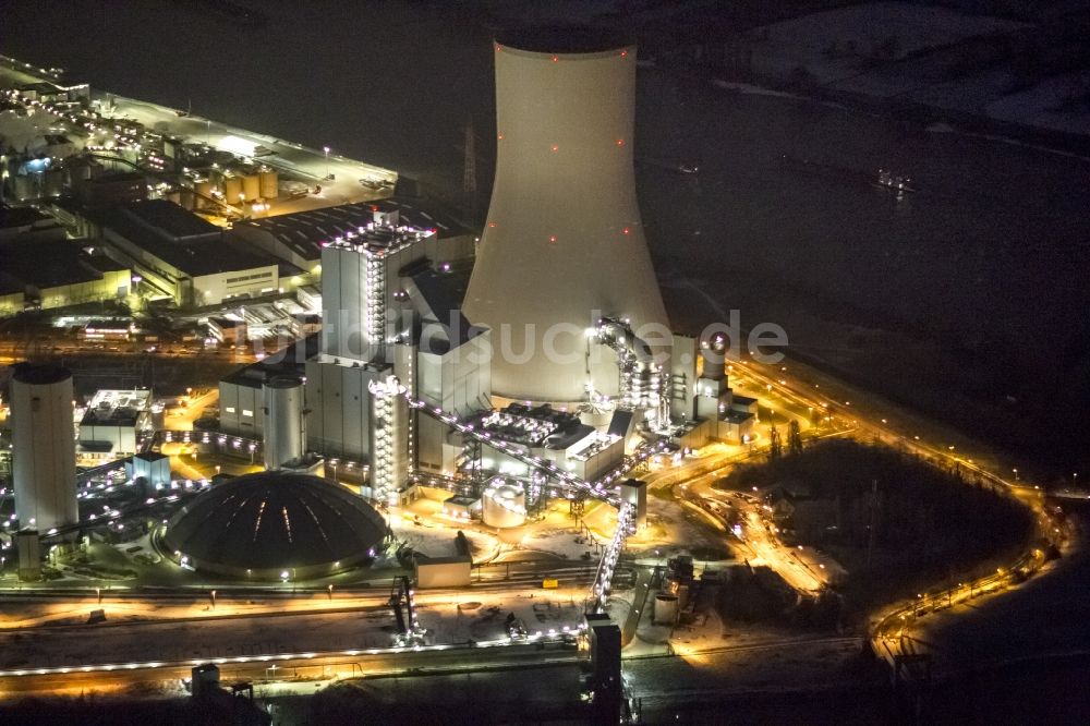 Nacht-Luftaufnahme Duisburg - Nachtluftbild vom Gelände des Steinkohleheizkraftwerk Walsum im Ortsteil Walsum in Duisburg im Bundeland Nordrhein-Westfalen