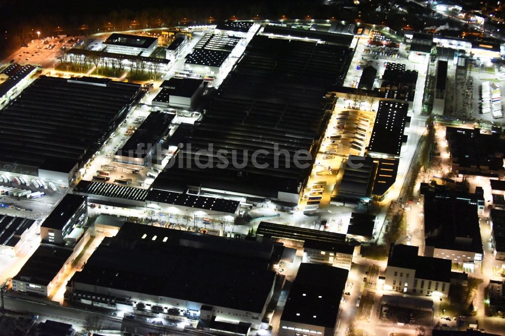 München bei Nacht von oben - Nachtluftbild vom Gewerbegebiet MAN / MTU Deutschland in München im Bundesland Bayern