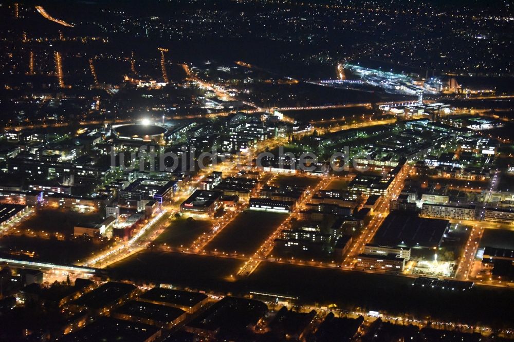 Berlin bei Nacht von oben - Nachtluftbild vom Gewerbegebiet an der Rudower Chaussee im Ortsteil Adlershof in Berlin