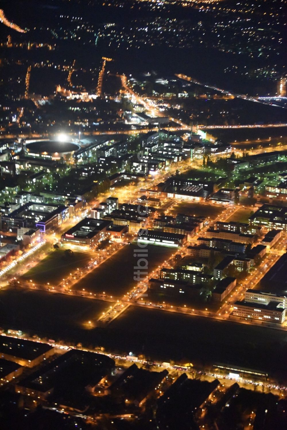 Berlin bei Nacht aus der Vogelperspektive: Nachtluftbild vom Gewerbegebiet an der Rudower Chaussee im Ortsteil Adlershof in Berlin