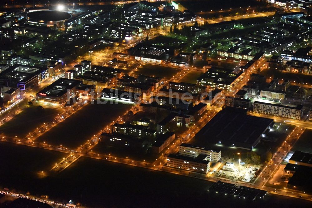 Nachtluftbild Berlin - Nachtluftbild vom Gewerbegebiet an der Rudower Chaussee im Ortsteil Adlershof in Berlin