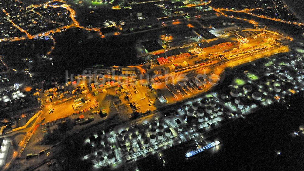 Duisburg bei Nacht von oben - Nachtluftbild vom Hafen in Duisburg / Duisport / Duisburg Port - Nordrhein-Westfalen / NW