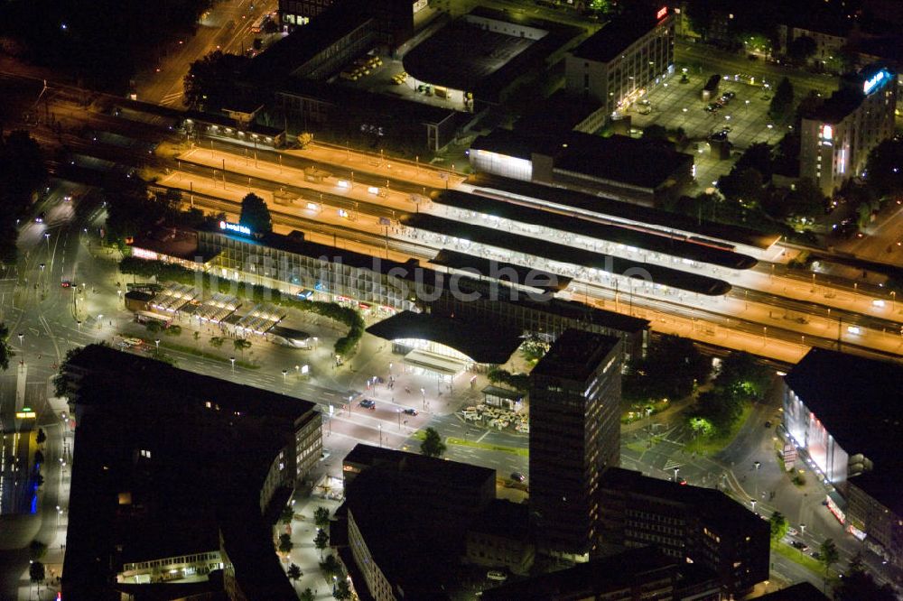 Bochum bei Nacht aus der Vogelperspektive: Nachtluftbild vom Hauptbahnhof Bochum - Nordrhein-Westfalen / NW