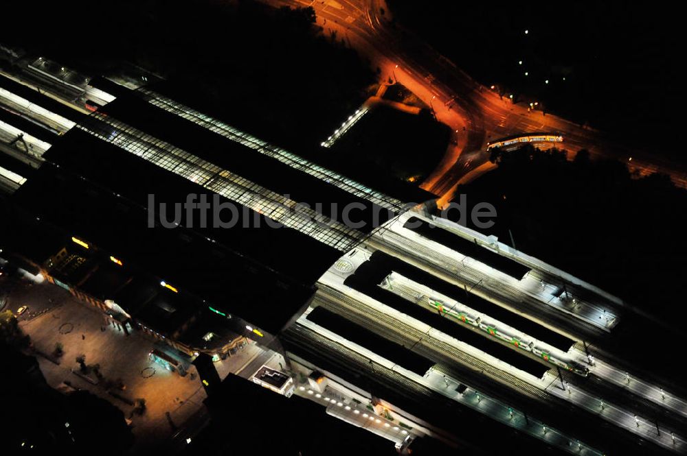 Nacht-Luftaufnahme Erfurt - Nachtluftbild vom Hauptbahnhof Erfurt