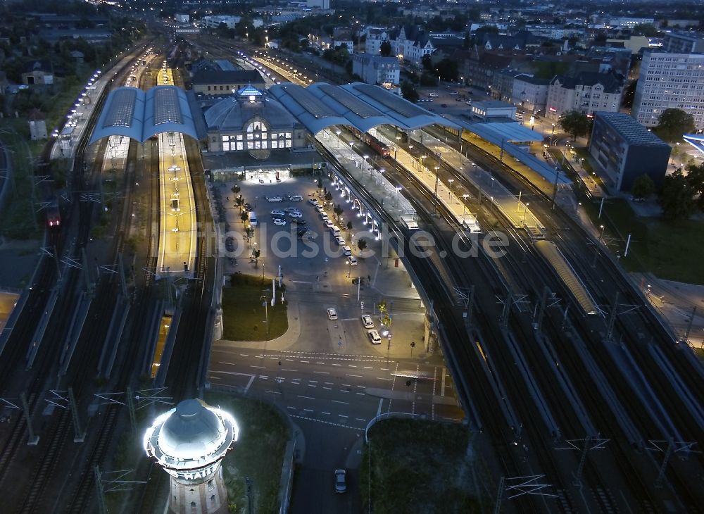 Nachtluftbild Halle (Saale) - Nachtluftbild vom Hauptbahnhof in Halle ( Saale ) im Bundesland Sachsen-Anhalt