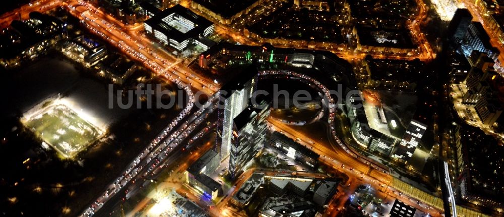 München bei Nacht aus der Vogelperspektive: Nachtluftbild vom Hochhaus- Emsemble Highlight Towers in München im Bundesland Bayern