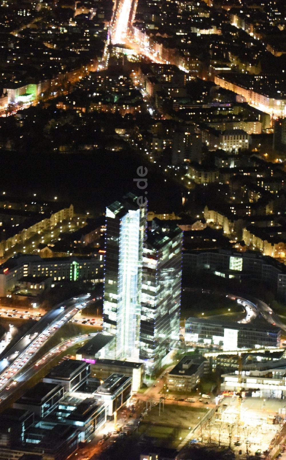 München bei Nacht aus der Vogelperspektive: Nachtluftbild vom Hochhaus- Emsemble Highlight Towers in München im Bundesland Bayern