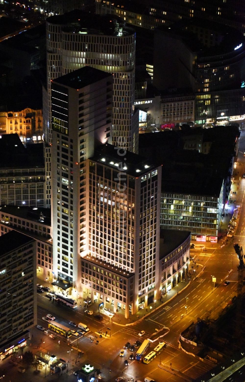 Berlin bei Nacht von oben - Nachtluftbild vom Hochhaus Zoofenster in der City West in Charlottenburg in Berlin