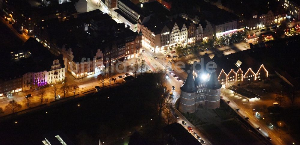 Nacht-Luftaufnahme Lübeck - Nachtluftbild vom Holstentor in der Innenstadt des Altstadt - Zentrums von Lübeck im Bundesland Schleswig-Holstein