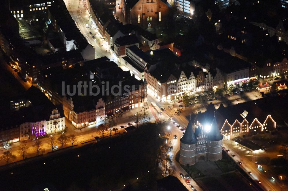 Lübeck bei Nacht von oben - Nachtluftbild vom Holstentor in der Innenstadt des Altstadt - Zentrums von Lübeck im Bundesland Schleswig-Holstein