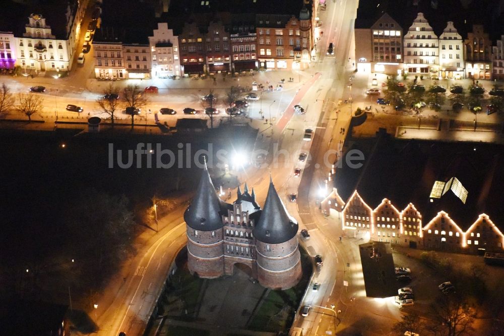 Lübeck bei Nacht aus der Vogelperspektive: Nachtluftbild vom Holstentor in der Innenstadt des Altstadt - Zentrums von Lübeck im Bundesland Schleswig-Holstein