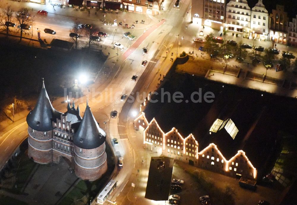 Nachtluftbild Lübeck - Nachtluftbild vom Holstentor in der Innenstadt des Altstadt - Zentrums von Lübeck im Bundesland Schleswig-Holstein