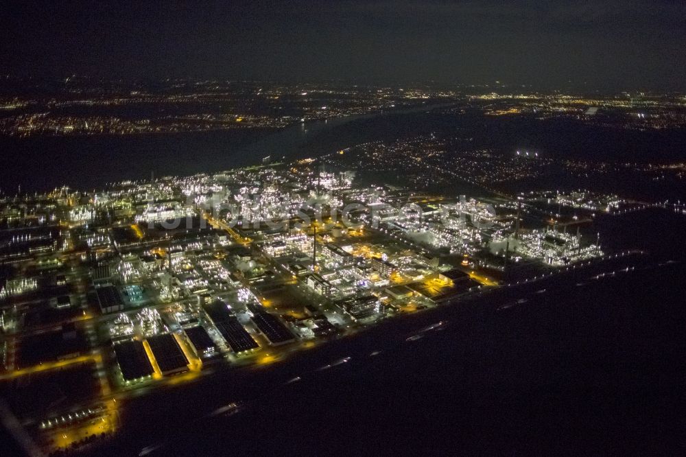 Dormagen bei Nacht aus der Vogelperspektive: Nachtluftbild vom Industriegelände Chempark (ehemals Bayerwerk Dormagen oder Chemiepark Dormagen) in Dormagen im Bundesland Nordrhein-Westfalen