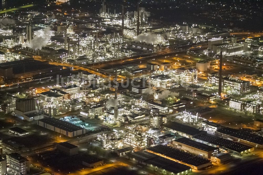 Nacht-Luftaufnahme Dormagen - Nachtluftbild vom Industriegelände Chempark (ehemals Bayerwerk Dormagen oder Chemiepark Dormagen) in Dormagen im Bundesland Nordrhein-Westfalen