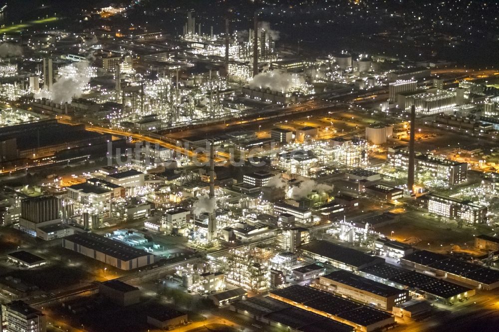 Dormagen bei Nacht von oben - Nachtluftbild vom Industriegelände Chempark (ehemals Bayerwerk Dormagen oder Chemiepark Dormagen) in Dormagen im Bundesland Nordrhein-Westfalen