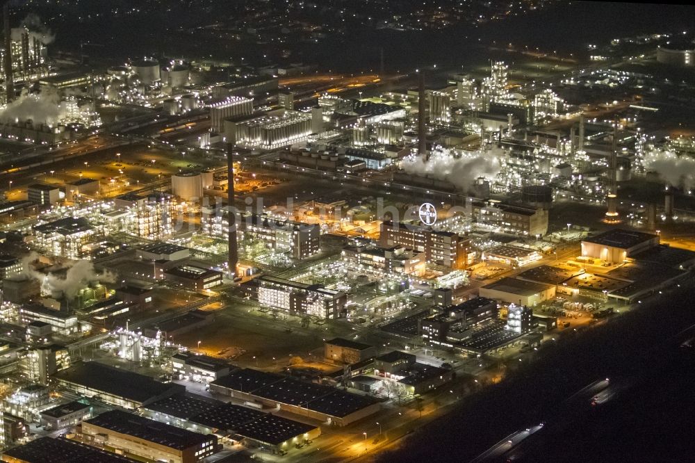 Dormagen bei Nacht aus der Vogelperspektive: Nachtluftbild vom Industriegelände Chempark (ehemals Bayerwerk Dormagen oder Chemiepark Dormagen) in Dormagen im Bundesland Nordrhein-Westfalen