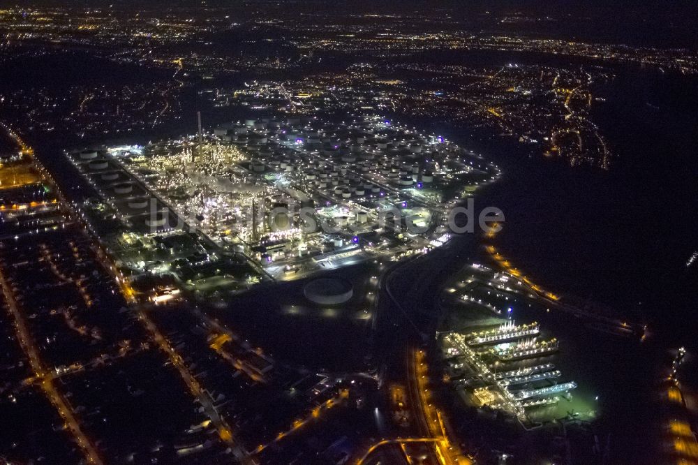 Köln Godorf bei Nacht aus der Vogelperspektive: Nachtluftbild vom Industriegelände der Rheinland Raffinerie der Deutsche Shell AG Godorf in Köln im Bundesland Nordrhein-Westfalen