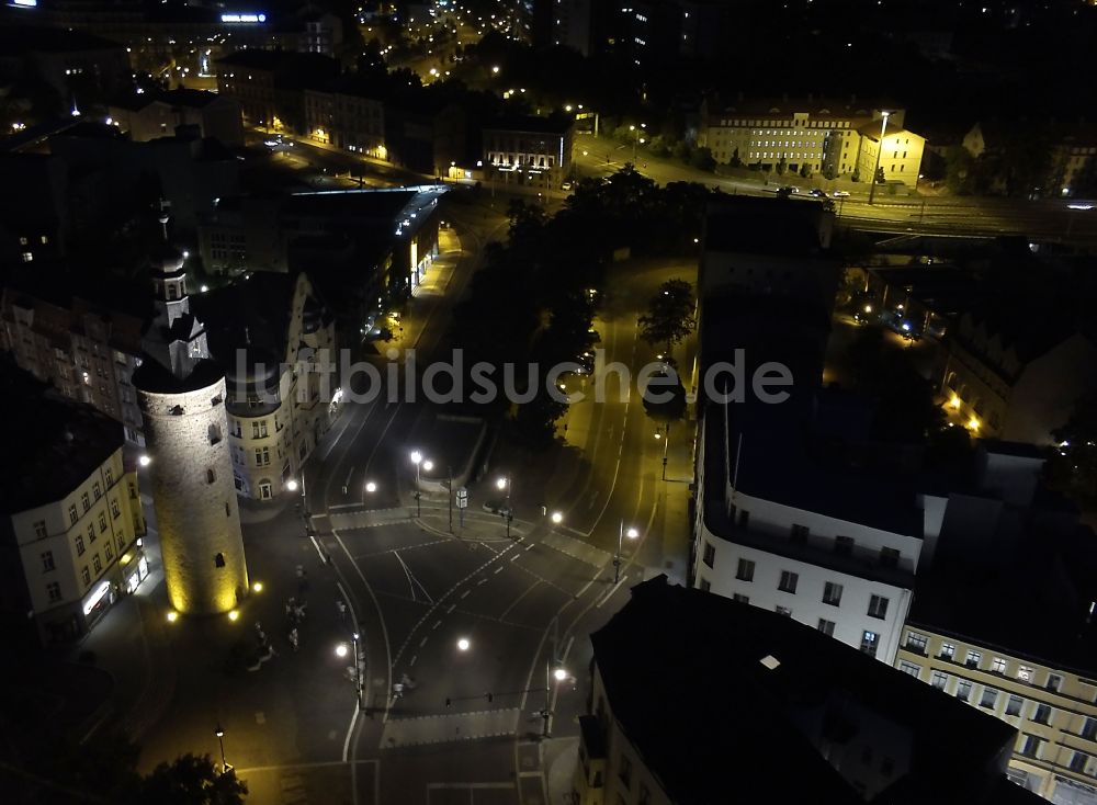 Nacht-Luftaufnahme Halle (Saale) - Nachtluftbild vom Innenstadtbereich am Leipziger Turm in Halle (Saale) im Bundesland Sachsen-Anhalt