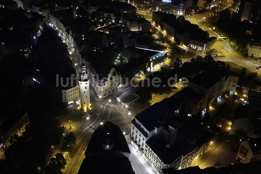 Halle (Saale) bei Nacht von oben - Nachtluftbild vom Innenstadtbereich am Leipziger Turm in Halle (Saale) im Bundesland Sachsen-Anhalt