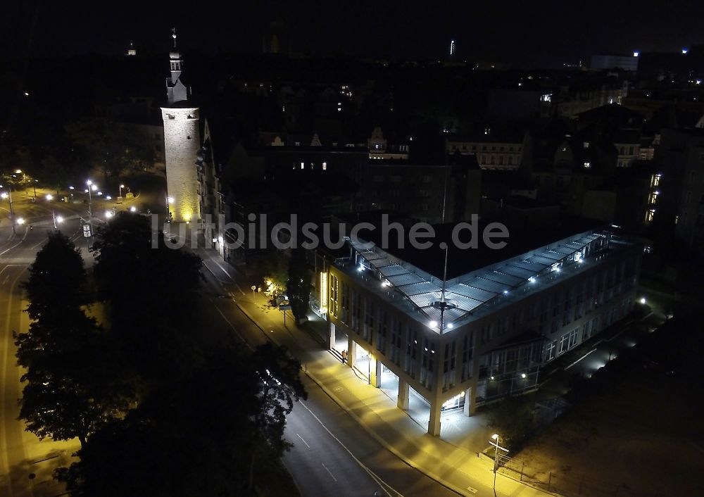 Halle (Saale) bei Nacht aus der Vogelperspektive: Nachtluftbild vom Innenstadtbereich am Leipziger Turm in Halle (Saale) im Bundesland Sachsen-Anhalt