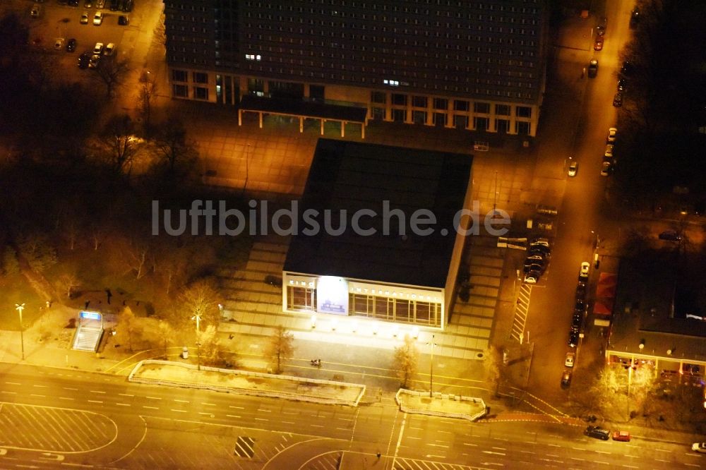 Nachtluftbild Berlin - Nachtluftbild vom Kino International Gebäude in Berlin