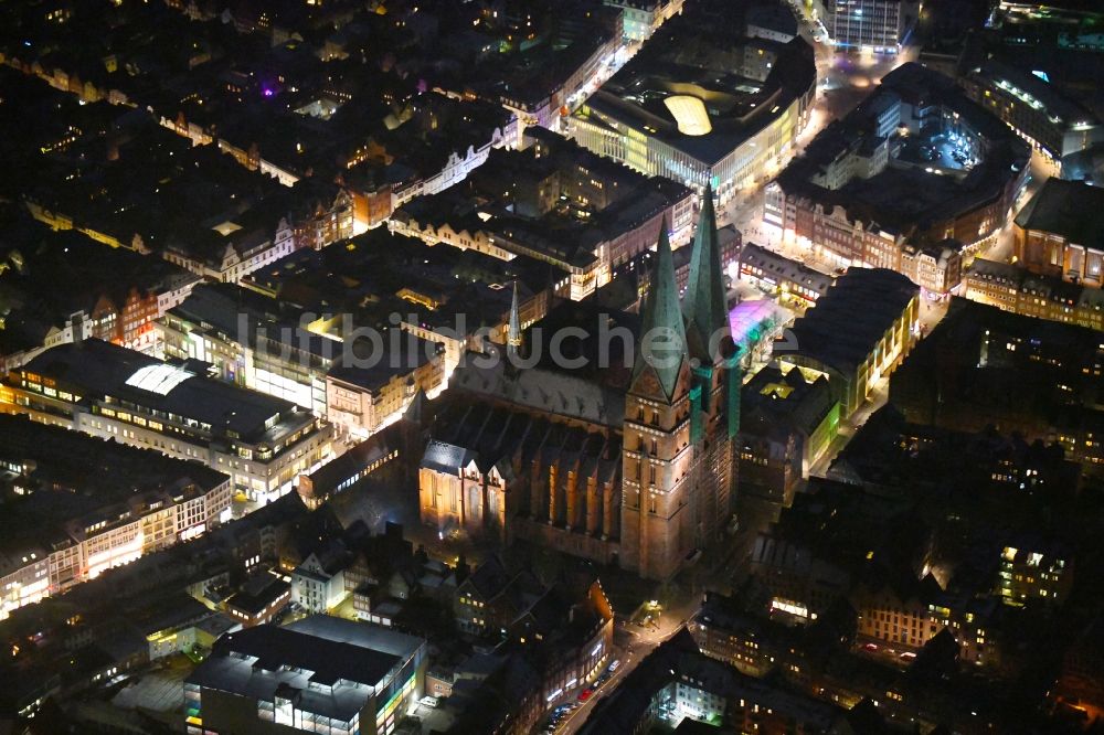 Nachtluftbild Lübeck - Nachtluftbild vom Kirchengebäude der Marienkirche am Marienkirchhof im Altstadt- Zentrum in Lübeck im Bundesland Schleswig-Holstein