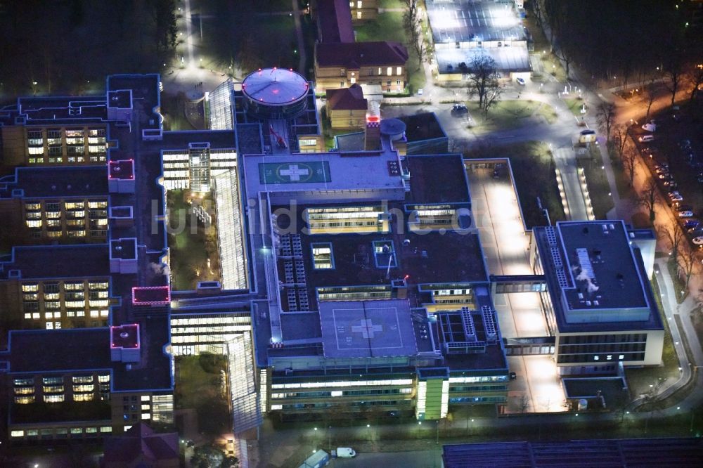 Nacht-Luftaufnahme Berlin - Nachtluftbild vom Klinikgelände des Krankenhauses Unfallkrankenhaus im Ortsteil Bezirk Marzahn-Hellersdorf in Berlin