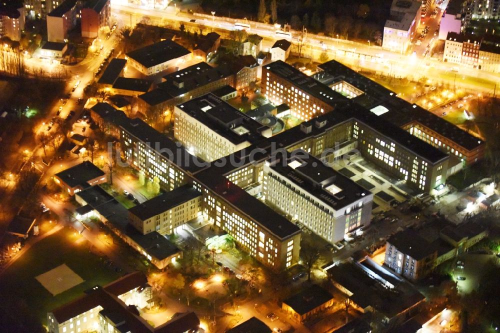 Nacht-Luftaufnahme Berlin - Nachtluftbild vom Klinikgelände des Krankenhauses Vivantes Klinikum im Friedrichshain in Berlin