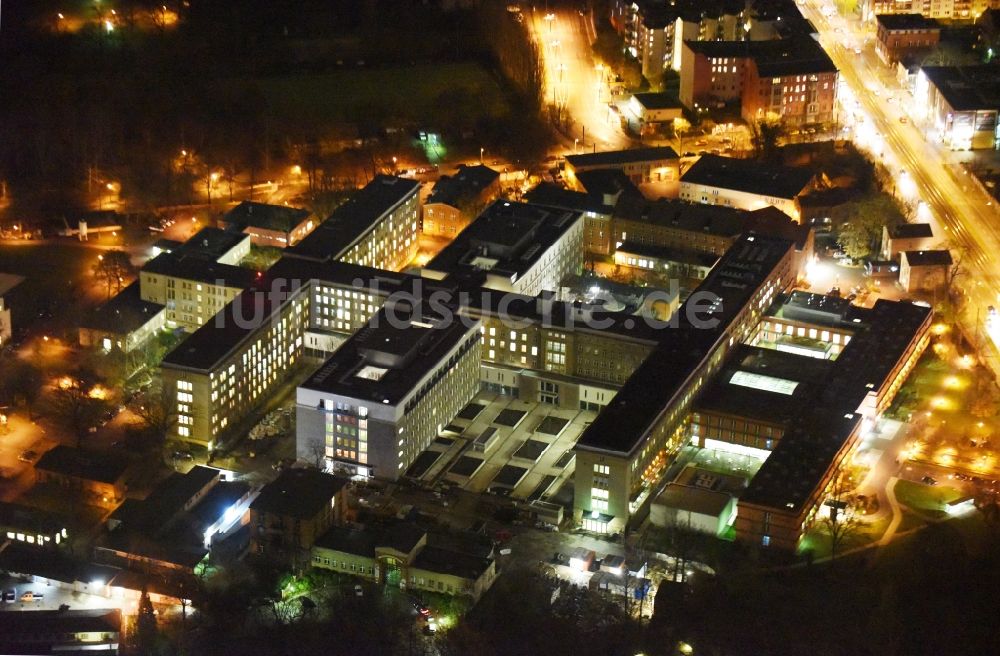 Berlin bei Nacht von oben - Nachtluftbild vom Klinikgelände des Krankenhauses Vivantes Klinikum im Friedrichshain in Berlin