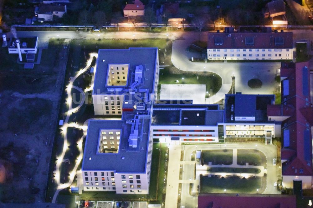 Nacht-Luftaufnahme Berlin - Nachtluftbild vom Klinikgelände des Krankenhauses Vivantes Klinikum im Ortsteil Kaulsdorf in Berlin